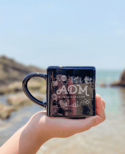 CANECA QUADRADA PRETA ADMINISTRAÇÃO - 380ML