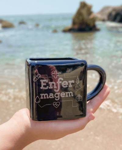 CANECA QUADRADA PRETA ENFERMAGEM - 380ML
