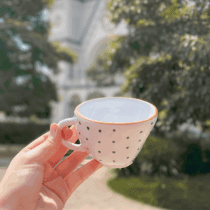 CANECA DELICADA BRANCA AMASSADA COM POÁ - 200ML