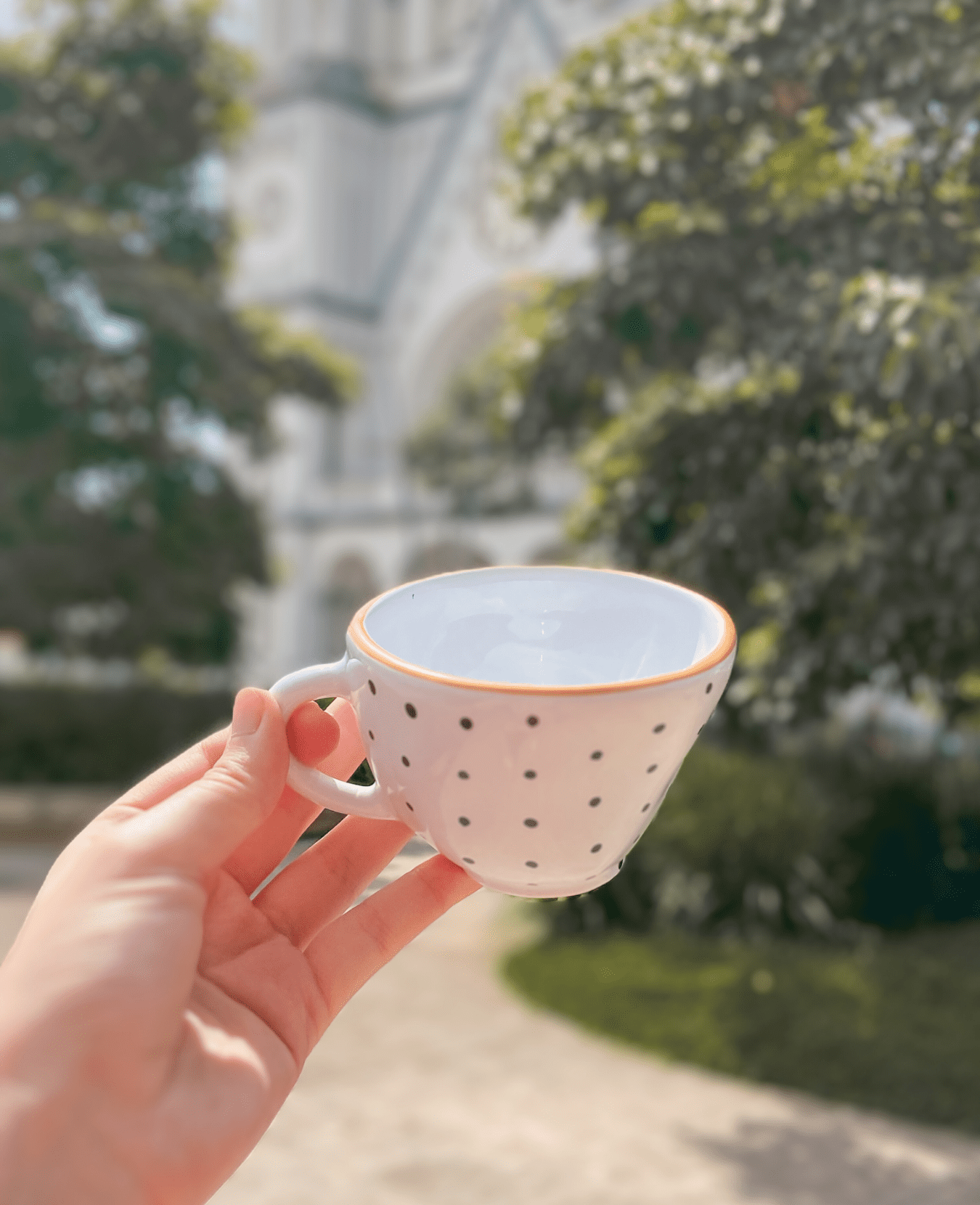 CANECA DELICADA BRANCA AMASSADA COM POÁ - 200ML