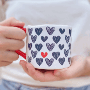 CANECA BRANCA COM CORAÇÕES E ALÇA VERMELHAS - 390ML