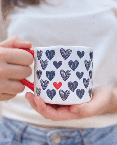 CANECA BRANCA COM CORAÇÕES E ALÇA VERMELHAS - 390ML