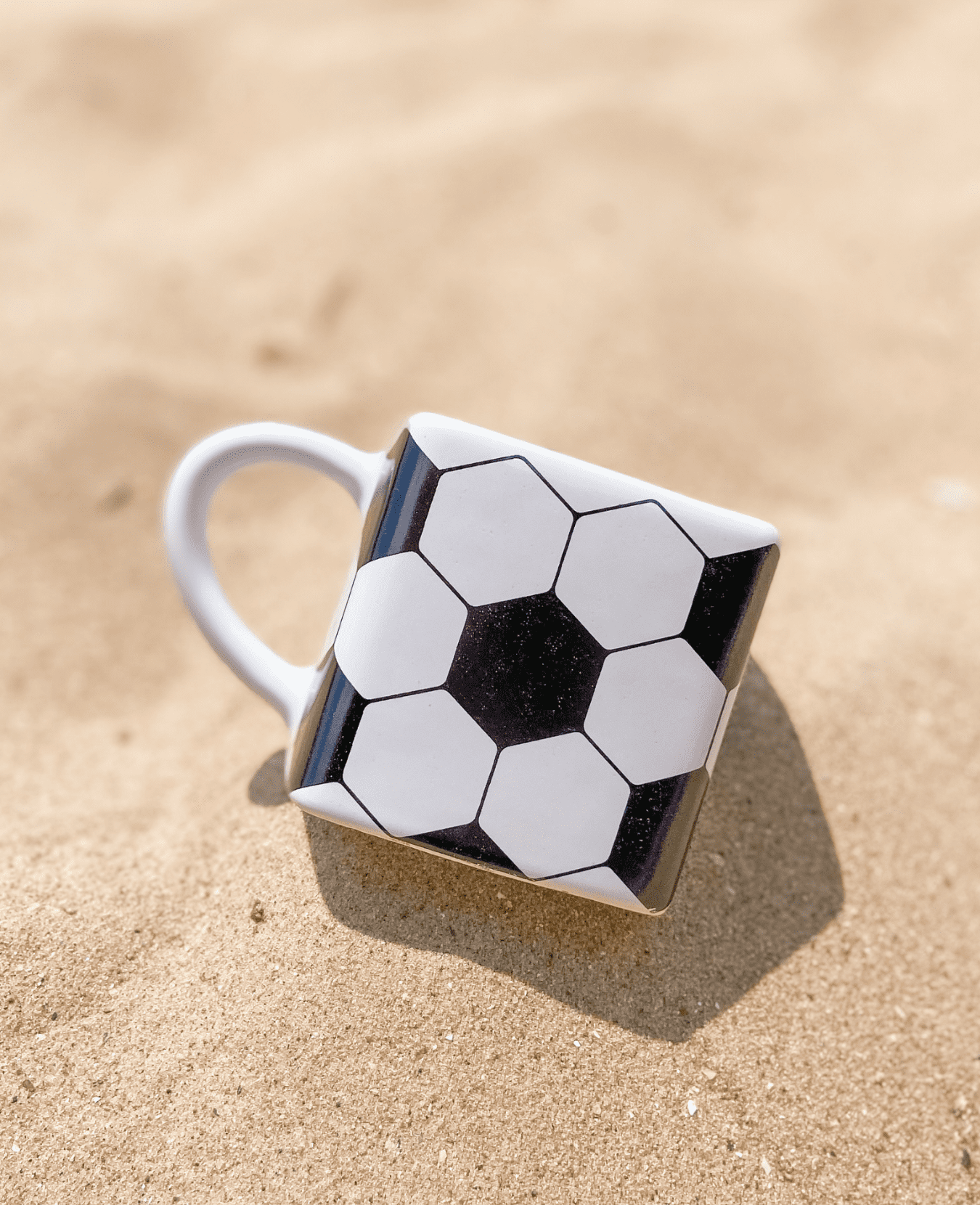 CANECA QUADRADA BOLA DE FUTEBOL - 380ML